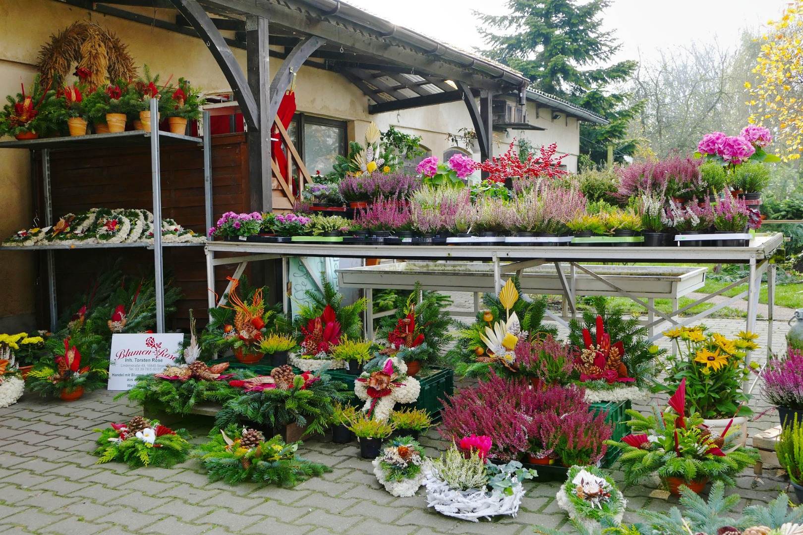 Blumen-Rose | Gestecke und Grabschmuck, bereit zum Verkauf.