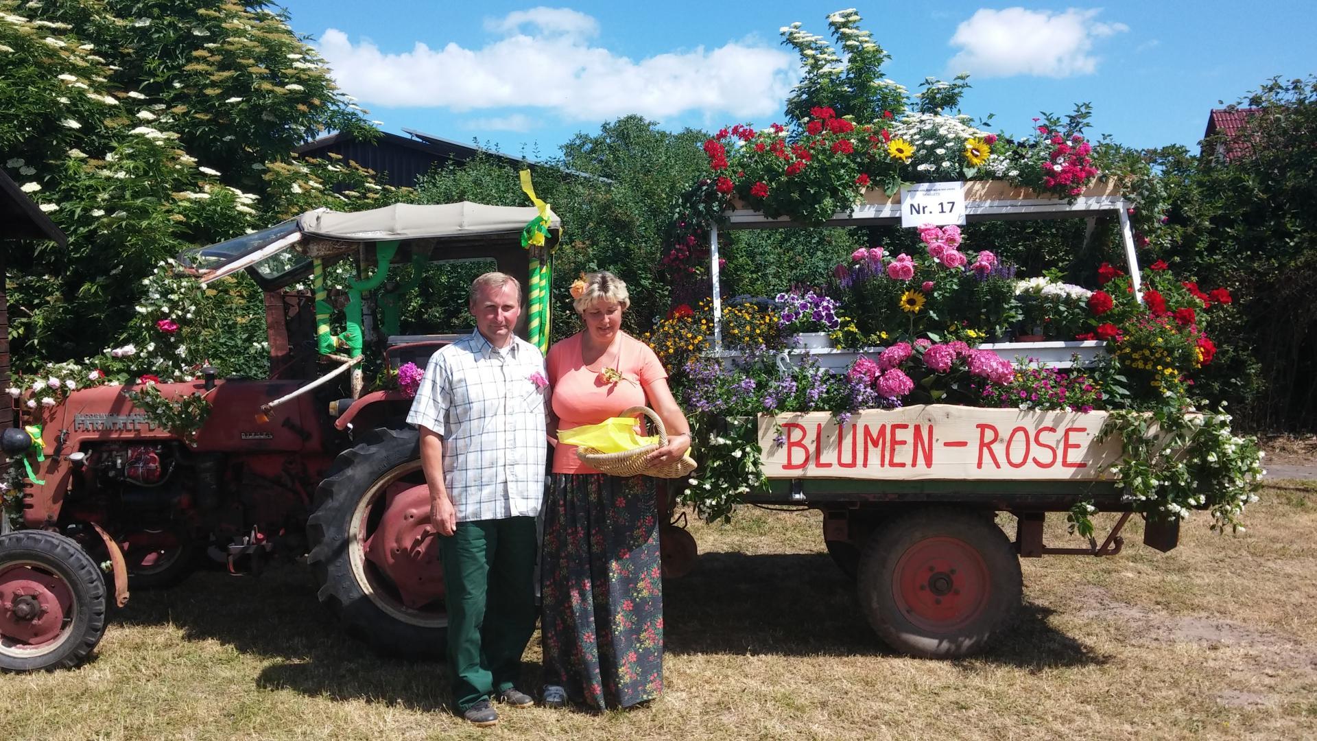 Blumen Rose | Mit dem geschmückten Blumenwagen bereit fürs Erntefest